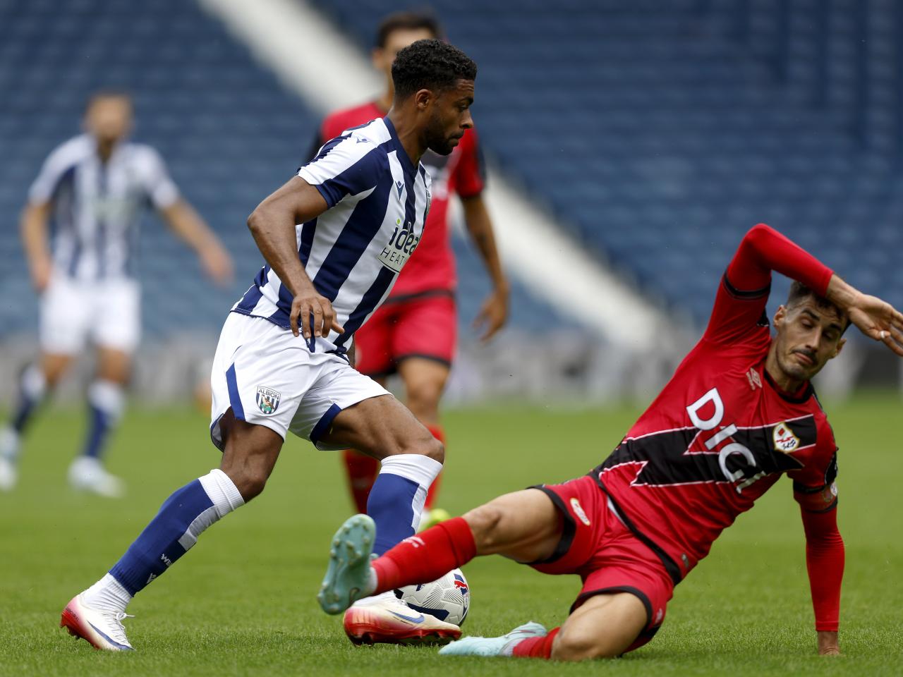 Darnell Furlong in action against Rayo Vallecano