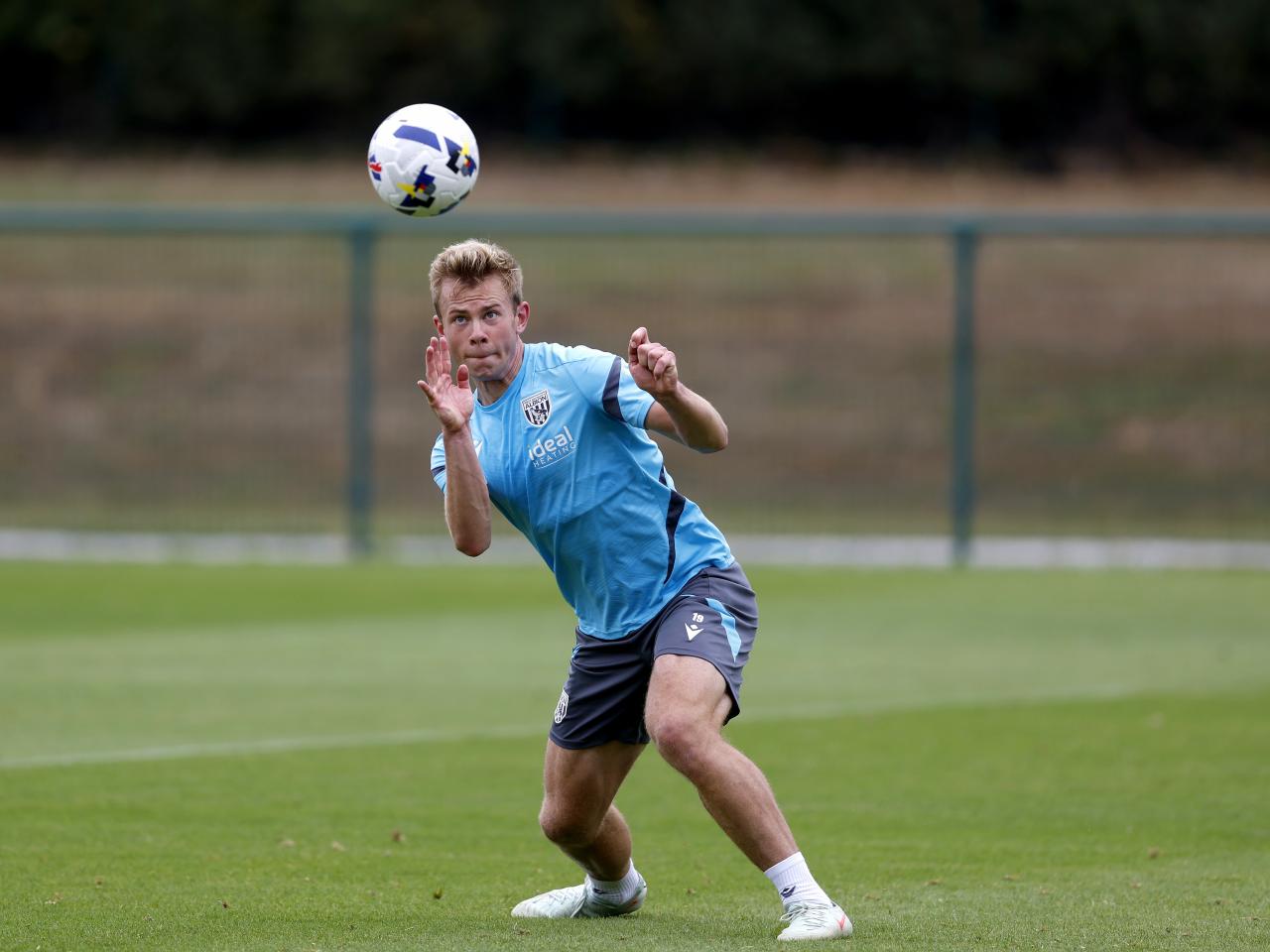 Aune Heggebø heading the ball during a training session