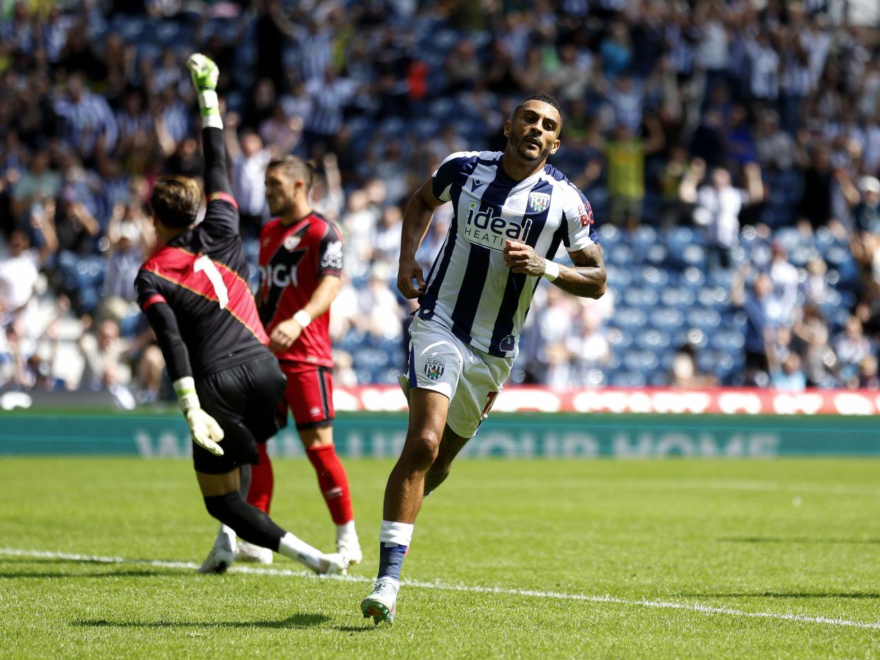 Karlan Grant celebrates scoring against Rayo Vallecano 