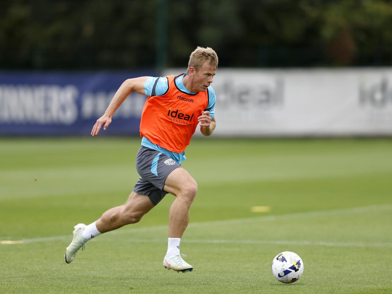 Aune Heggebø running with the ball during a training session