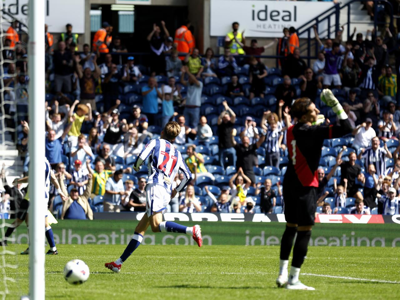 Isaac Price celebrates scoring against Rayo Vallecano