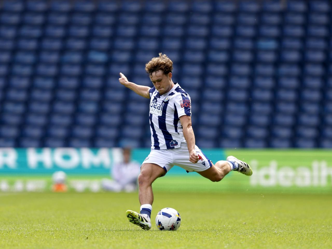 Callum Styles in action against Rayo Vallecano