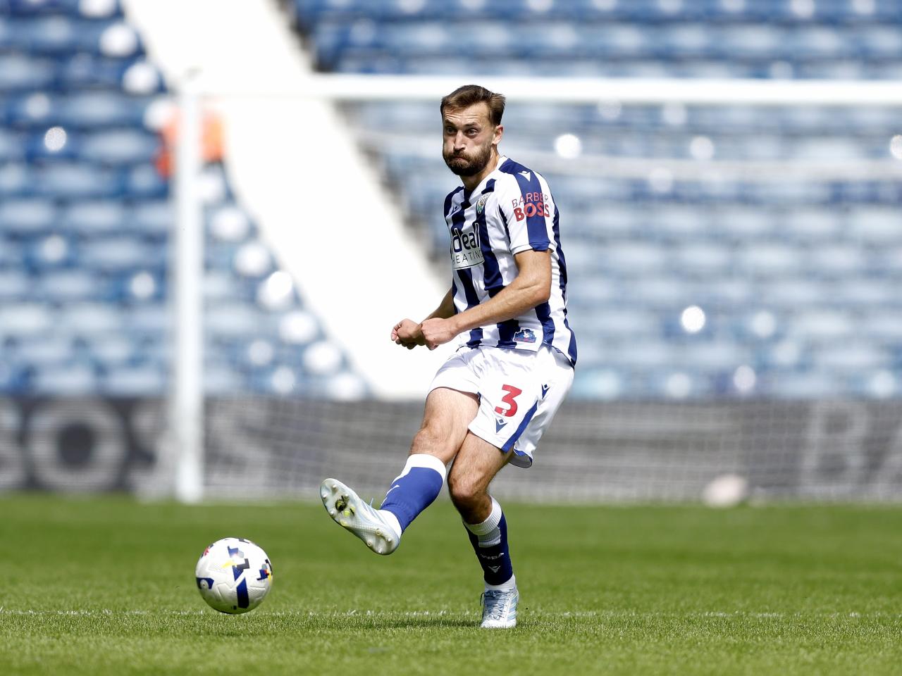 Nat Phillips in action against Rayo Vallecano