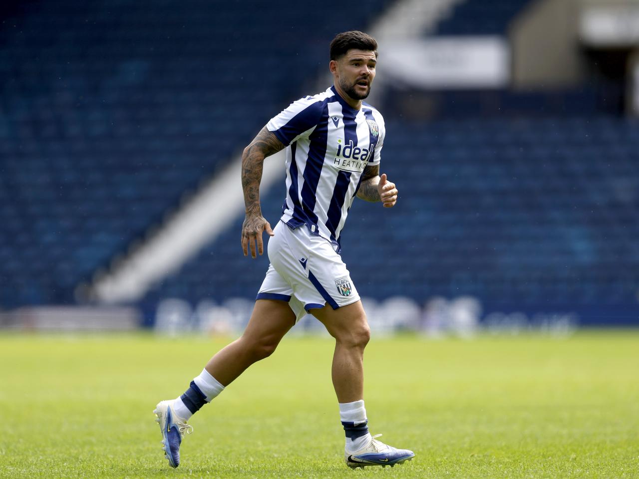 Alex Mowatt in action against Rayo Vallecano