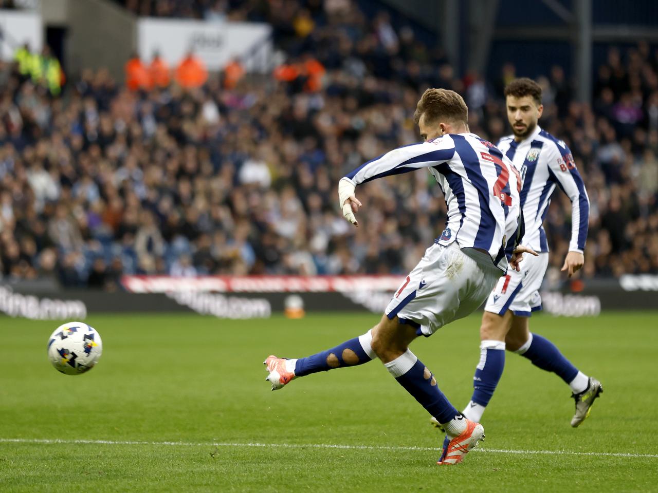 Isaac Price shooting and scoring against PNE