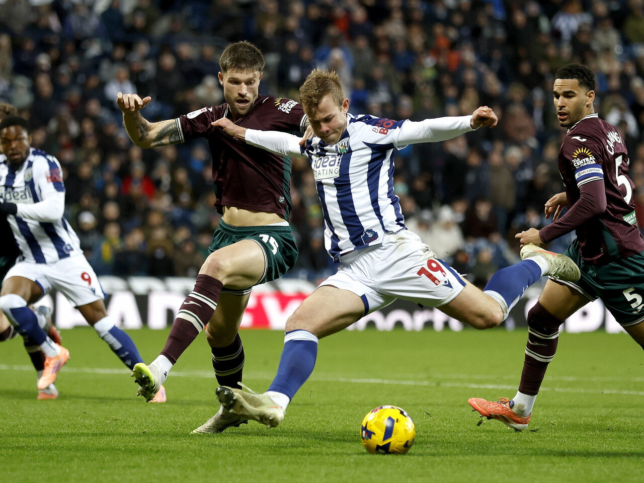 Aune Heggebø shooting and scoring against Swansea 