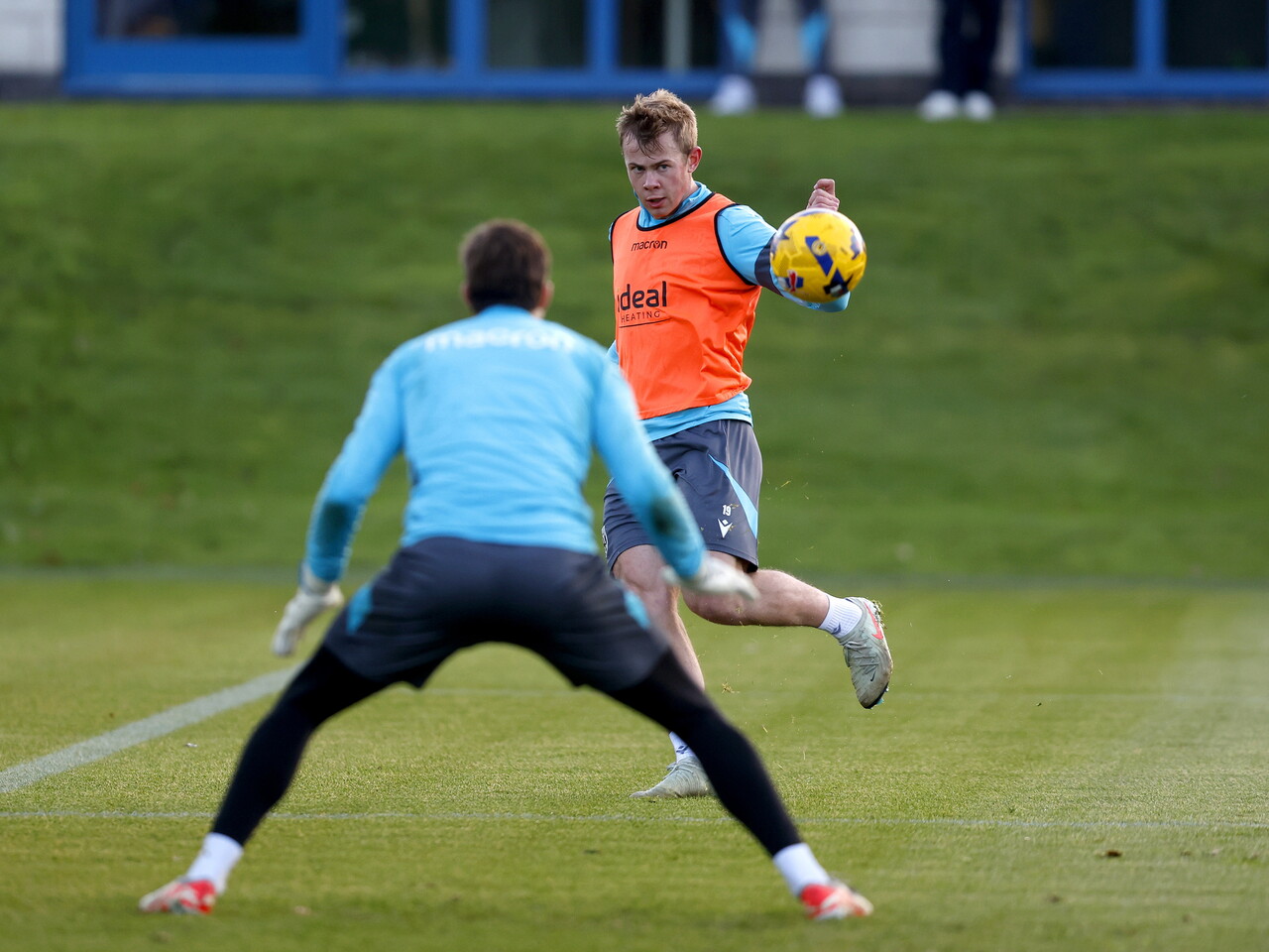Aune Heggebø crossing the ball during a training session