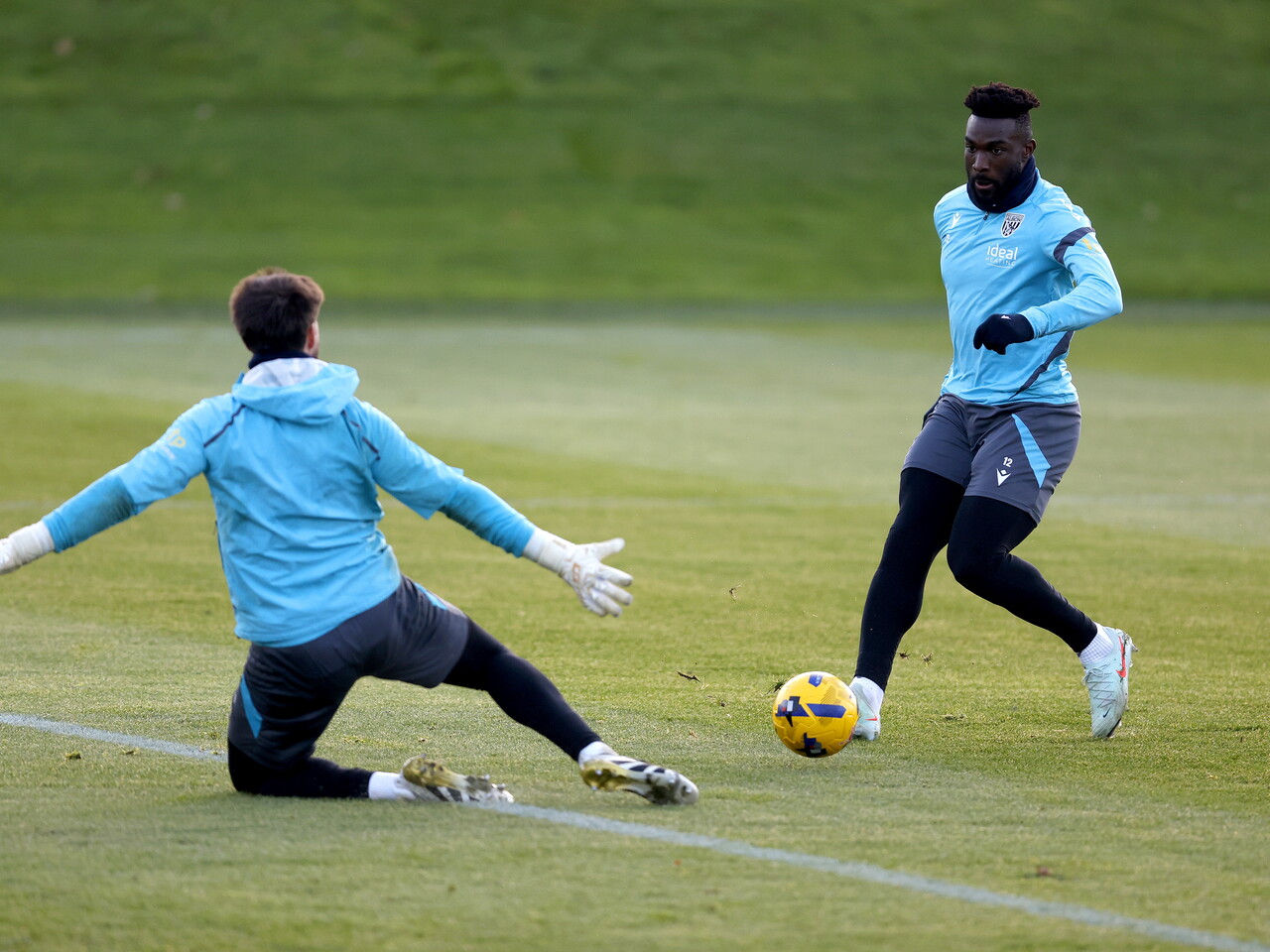 Daryl Dike shooting during a training session