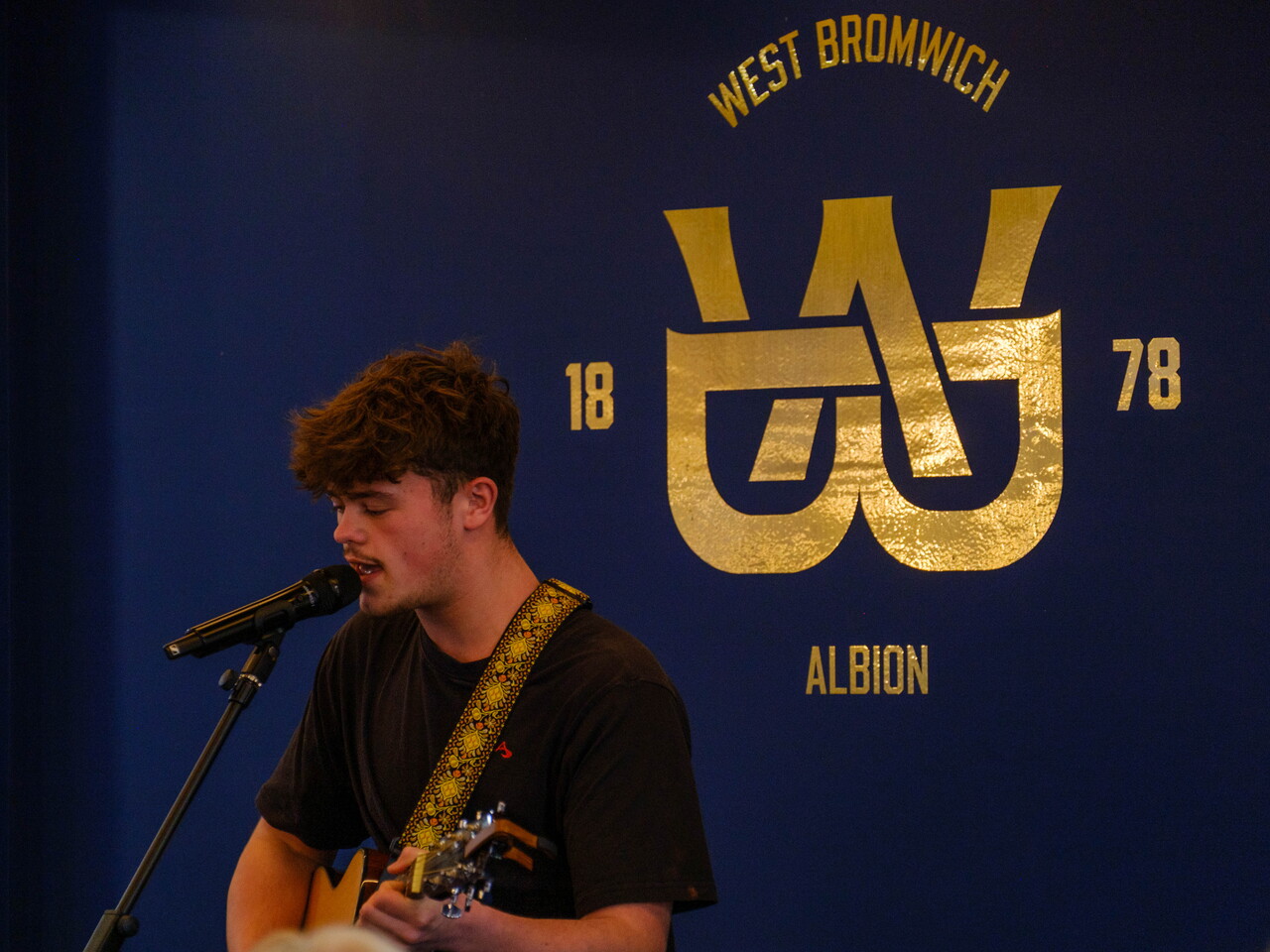 Charlie Brunt performing.