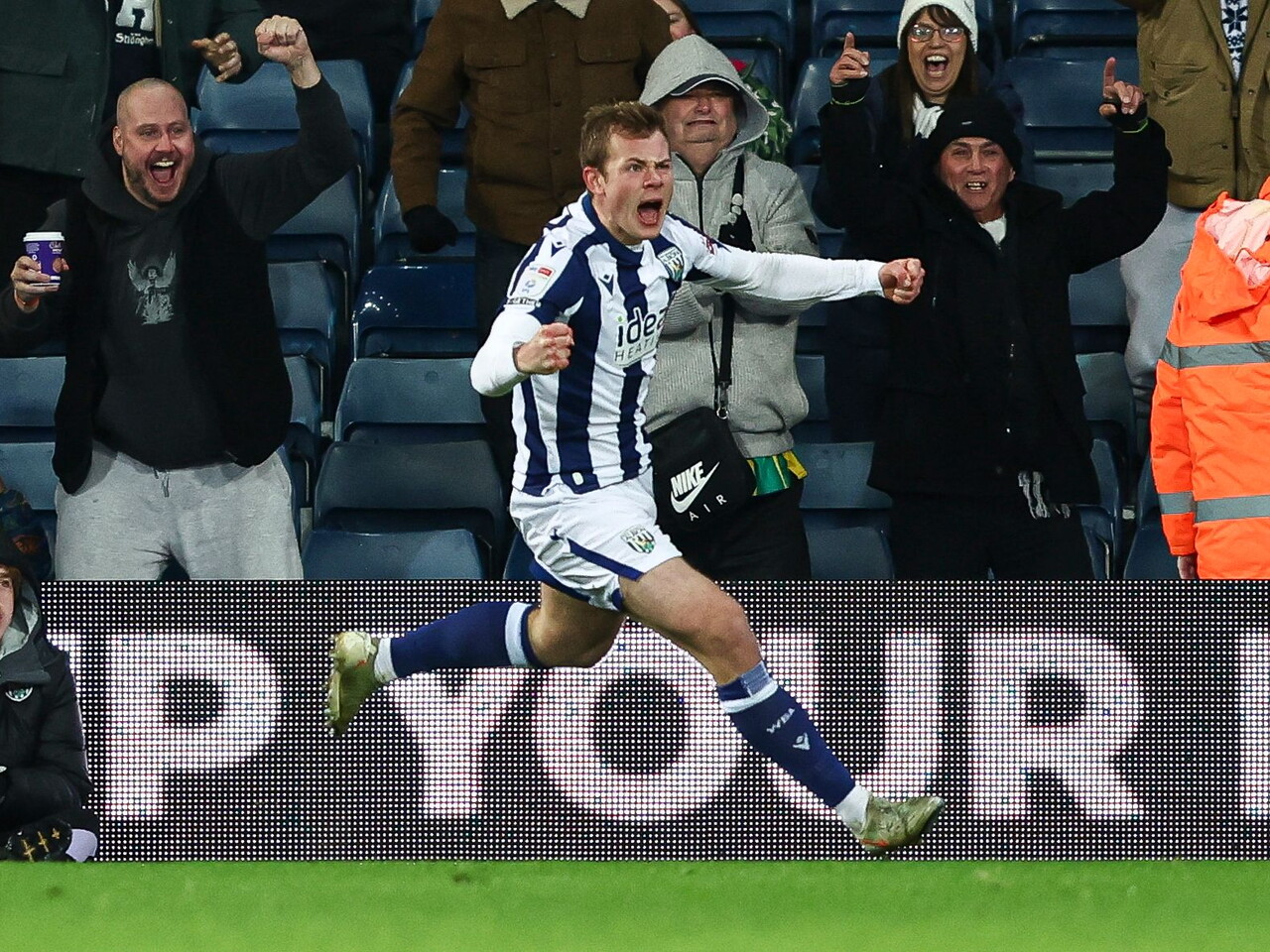 Aune Heggebø scoring against Sheffield United 