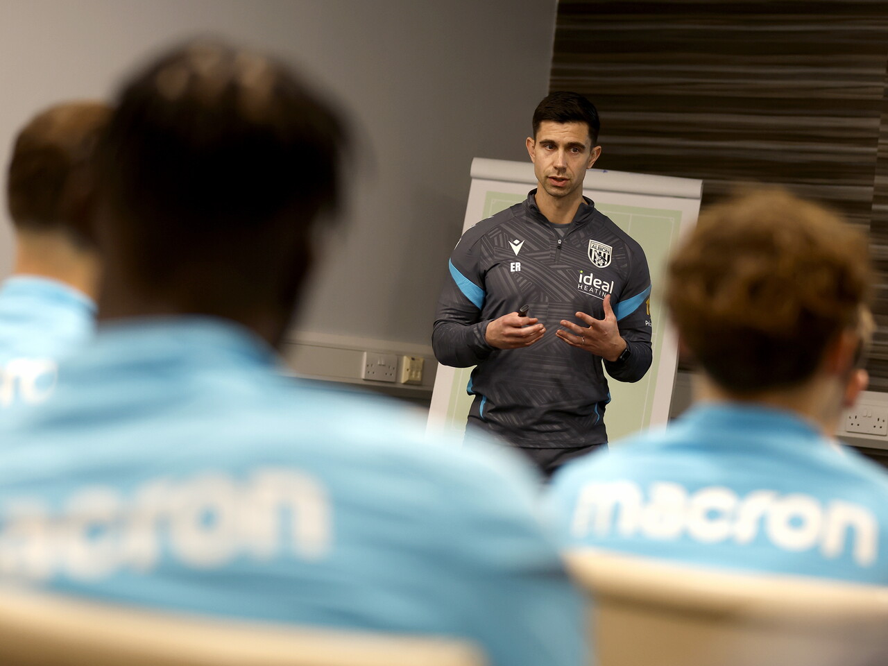 Eric Ramsay speaking to the squad in a team meeting
