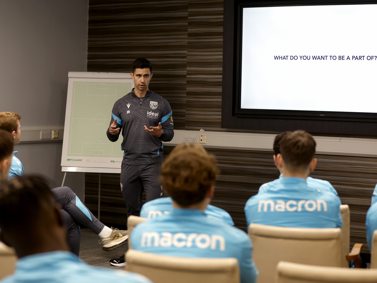Eric Ramsay speaking to the squad in a team meeting