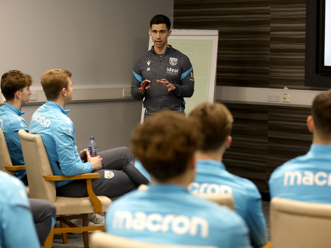 Eric Ramsay speaking to the squad in a team meeting