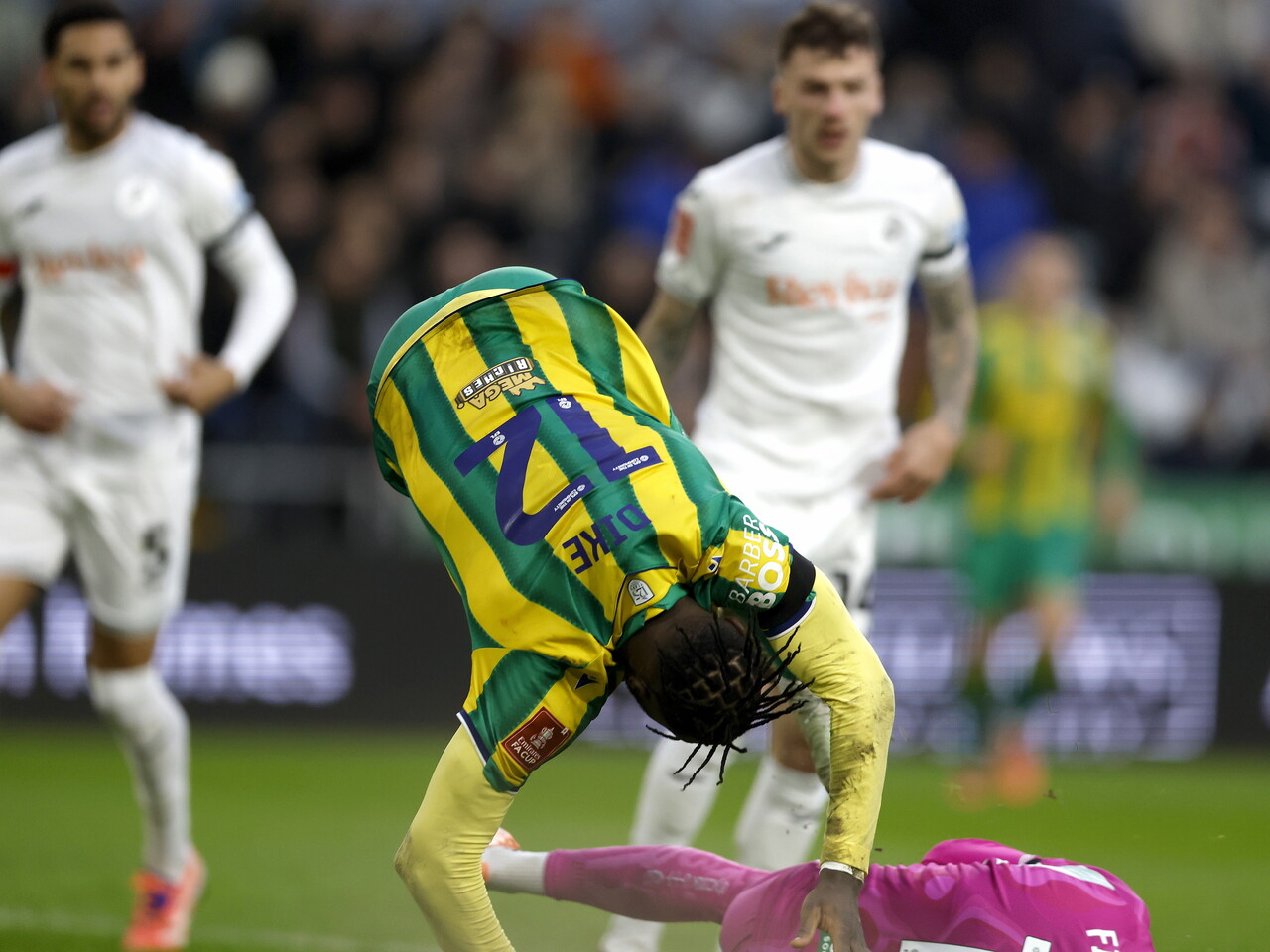 Daryl Dike involving the acrobatics in Swansea.