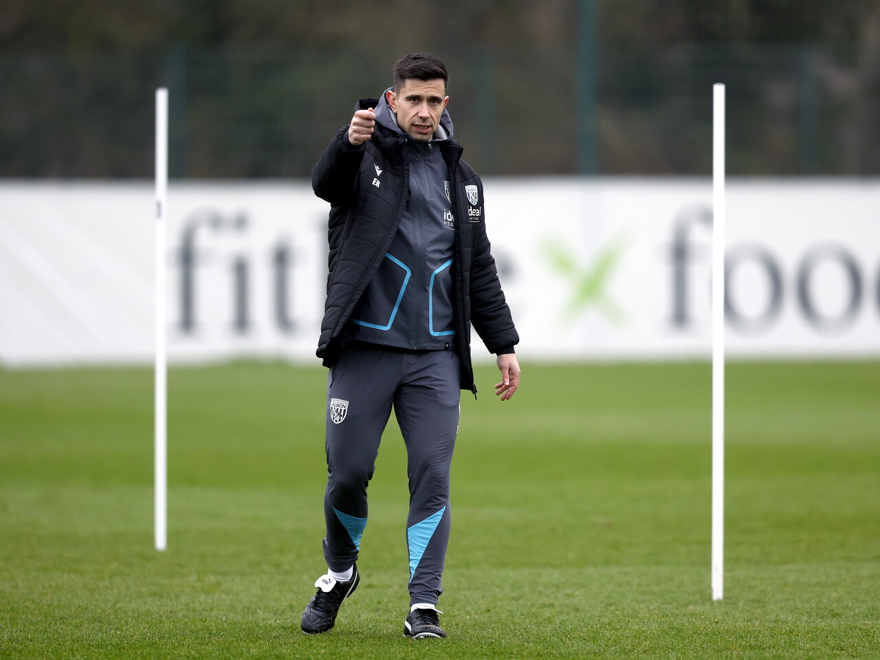 Eric Ramsay pointing during a training session