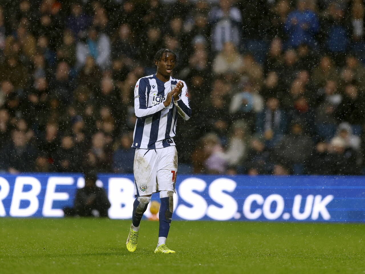 Jamaldeen Jimoh-Aloba applauding WBA fans 