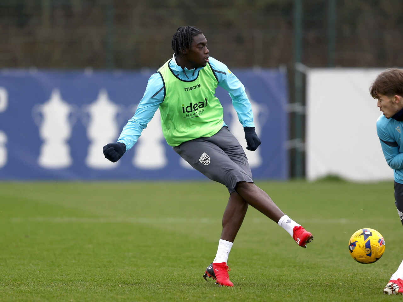Hindolo Mustapha in training in a green bib