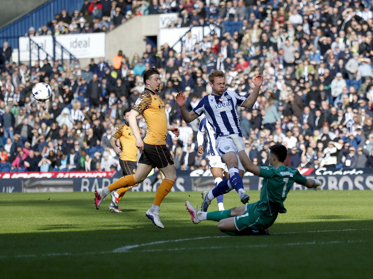 Aune Heggebø battling for the ball against Hull
