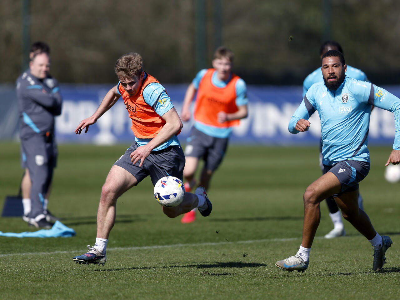 Aune Heggebø and George Campbell chasing the ball during a training session