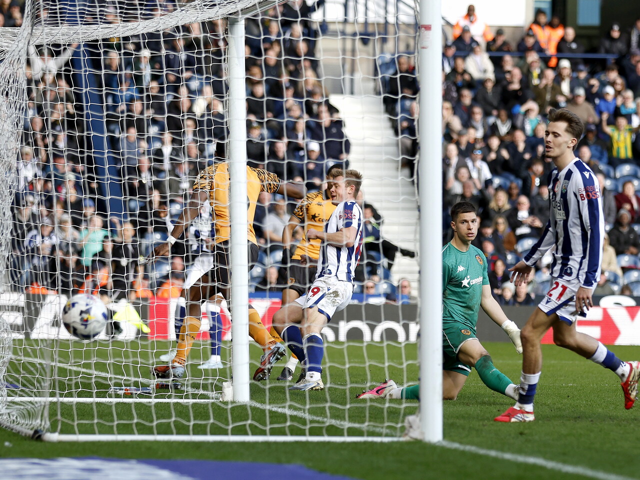 Aune Heggebø shooting and scoring against Hull City