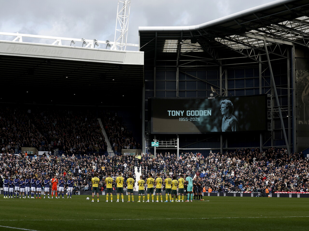 The stadium applauds in memory of Tony Godden