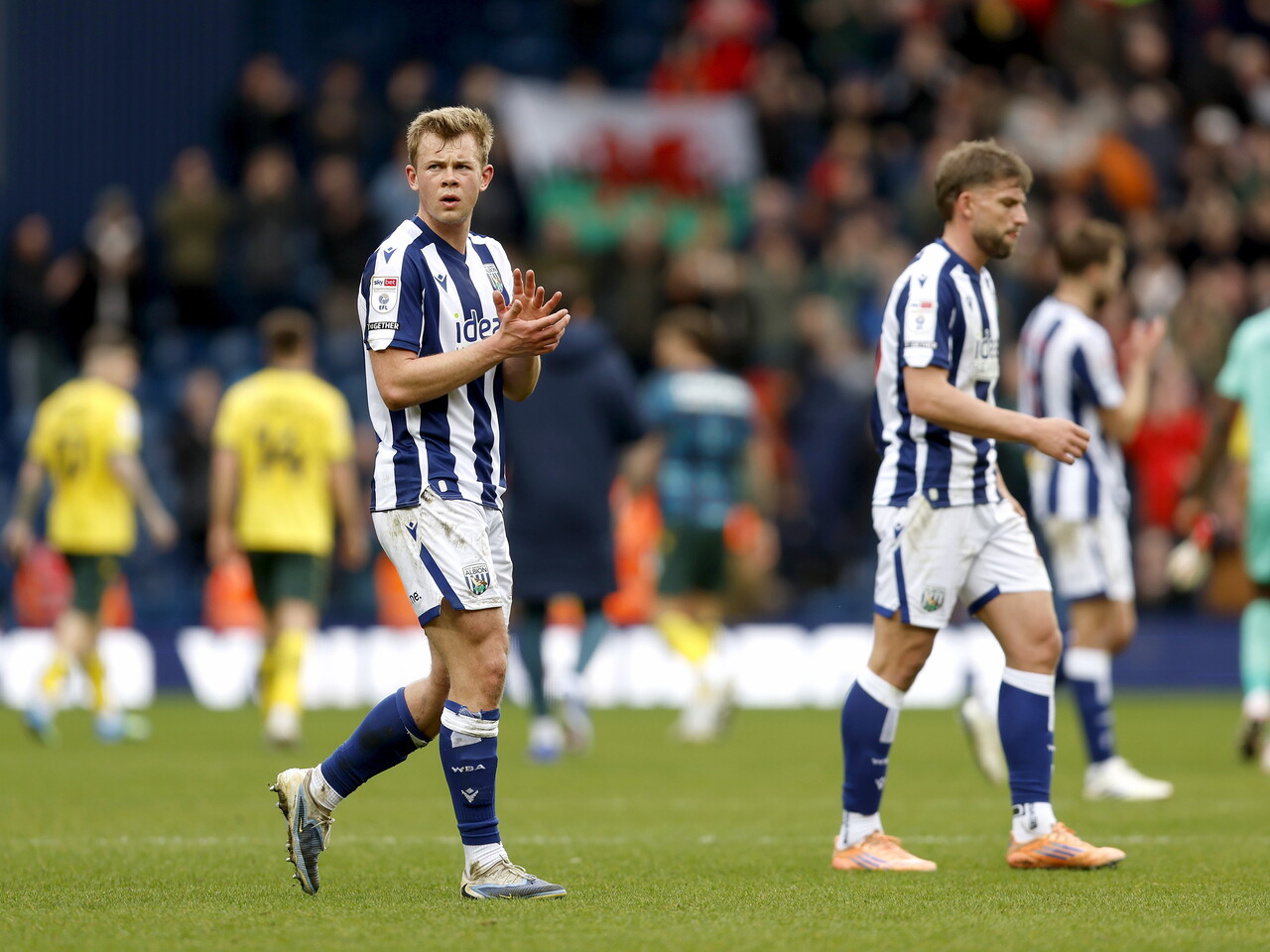 Aune Heggebo applauds the fans