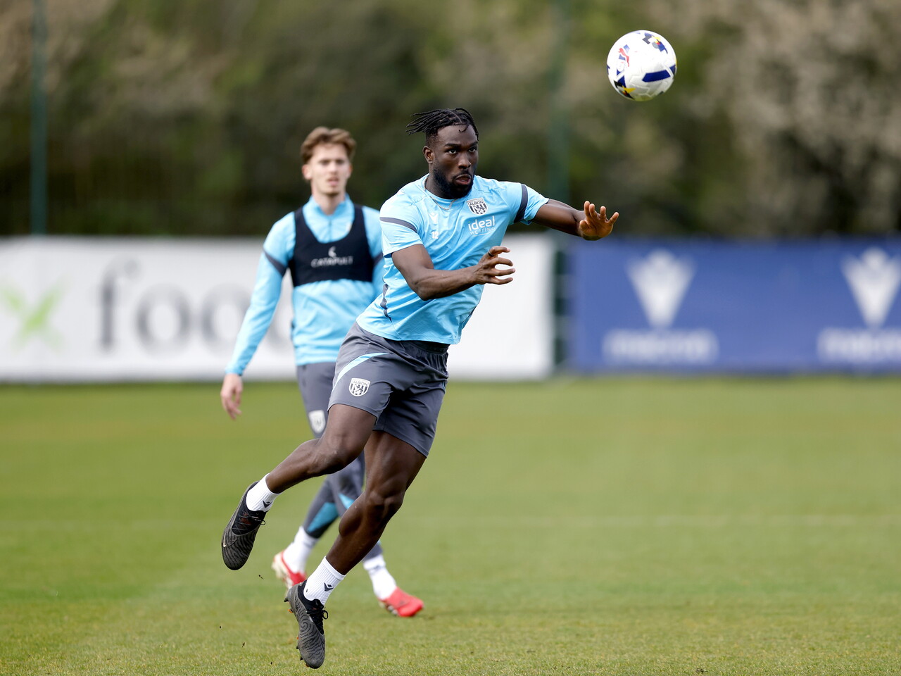 Daryl Dike heading the ball during training