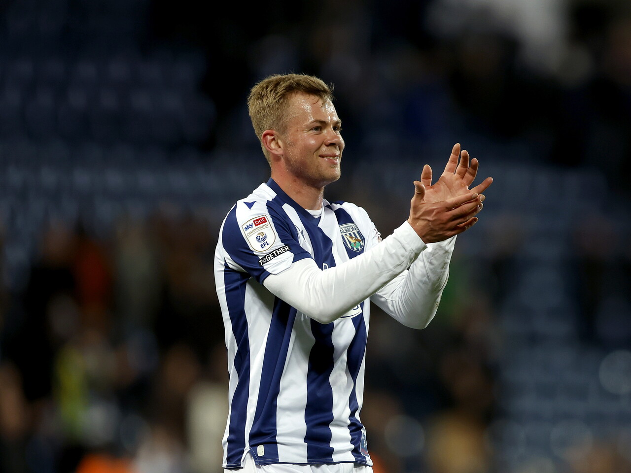 Aune Heggebo applauds the fans at full-time