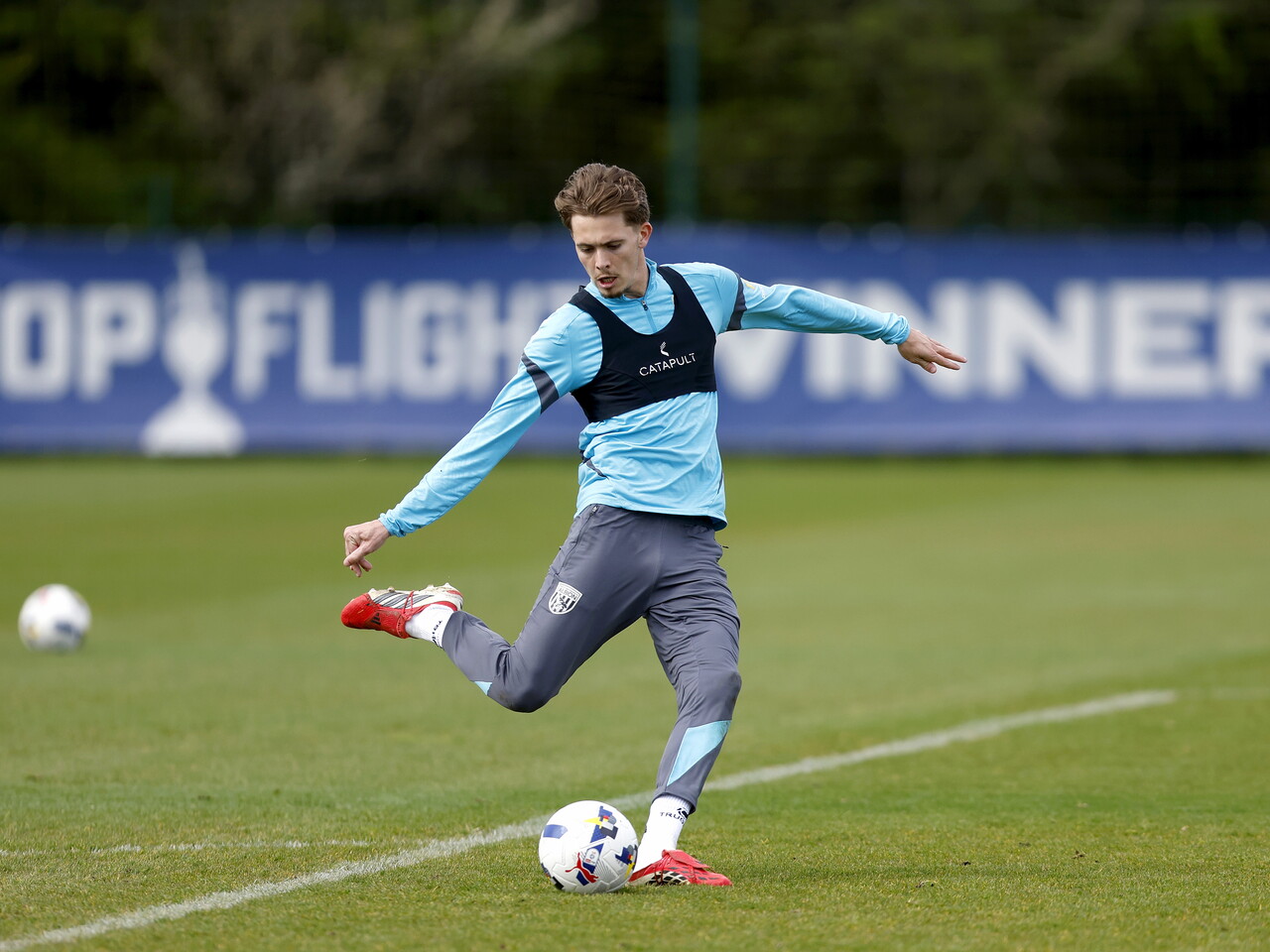 Isaac Price shooting during training 
