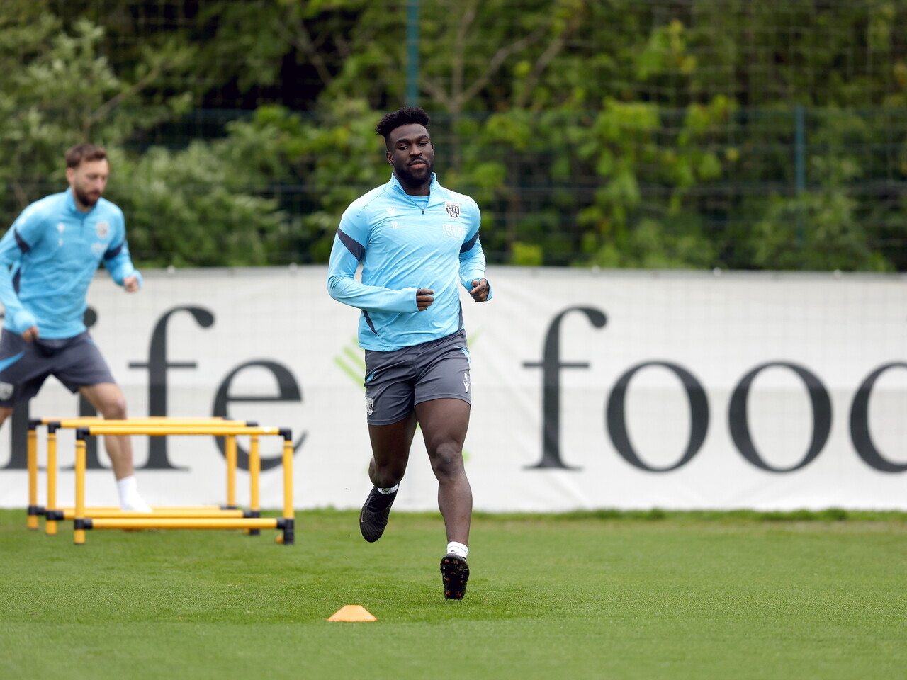 Daryl Dike warming up before a training session 