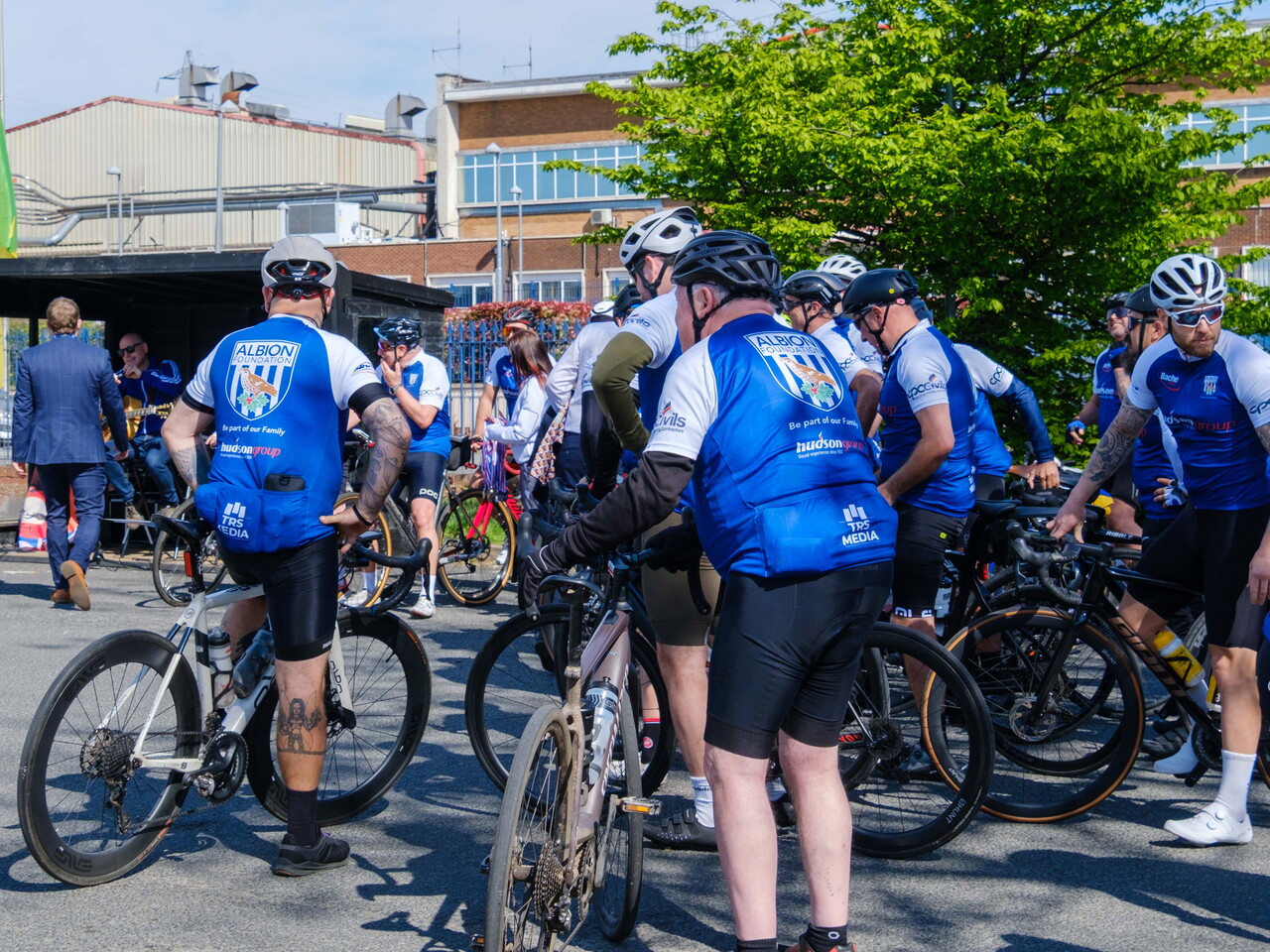 Cyclists arriving in the fanzone.