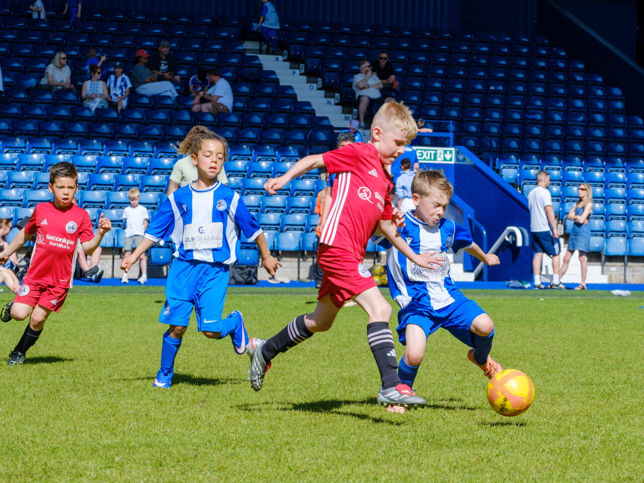 Hednesford AFC & Worcester City players challenging for the ball
