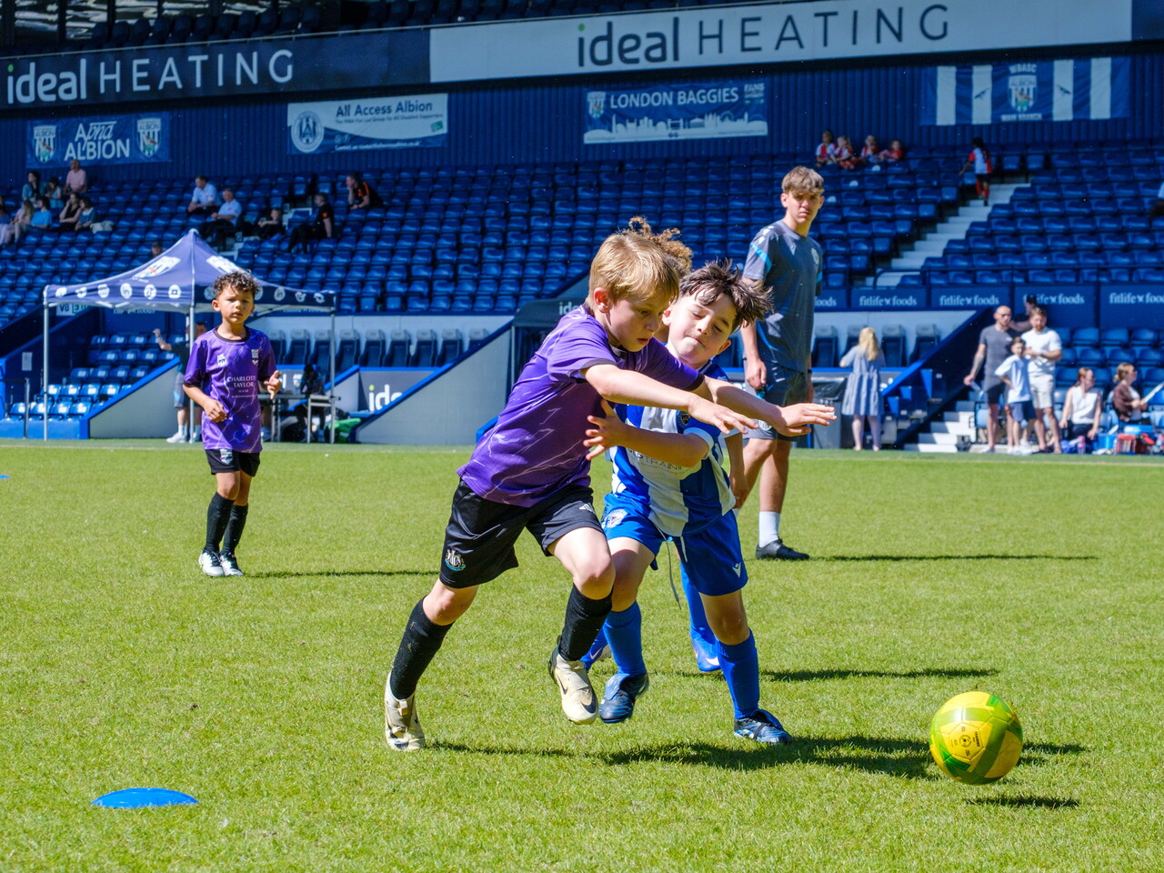 Two players consenting for the ball