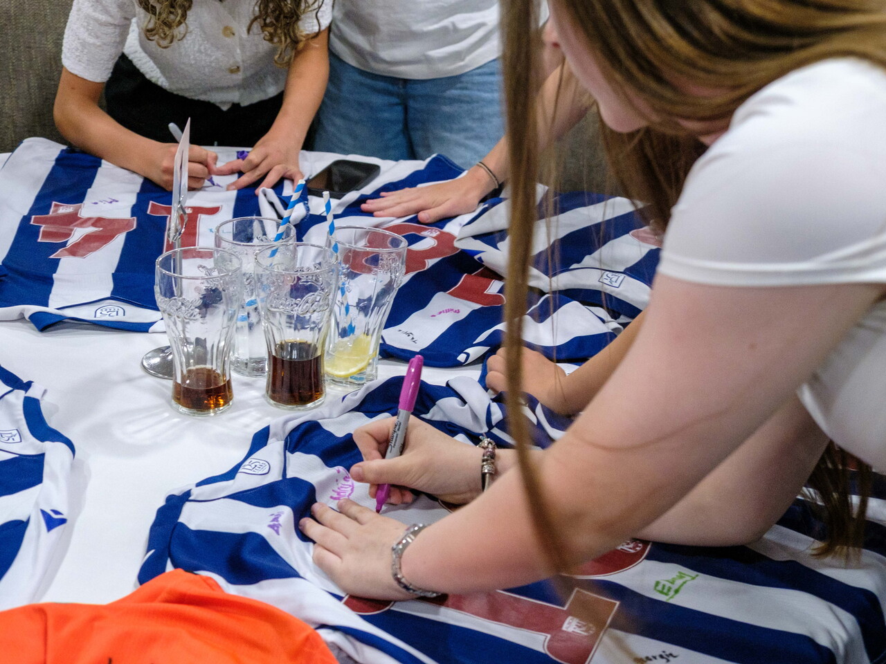 GGP girls signing shirts