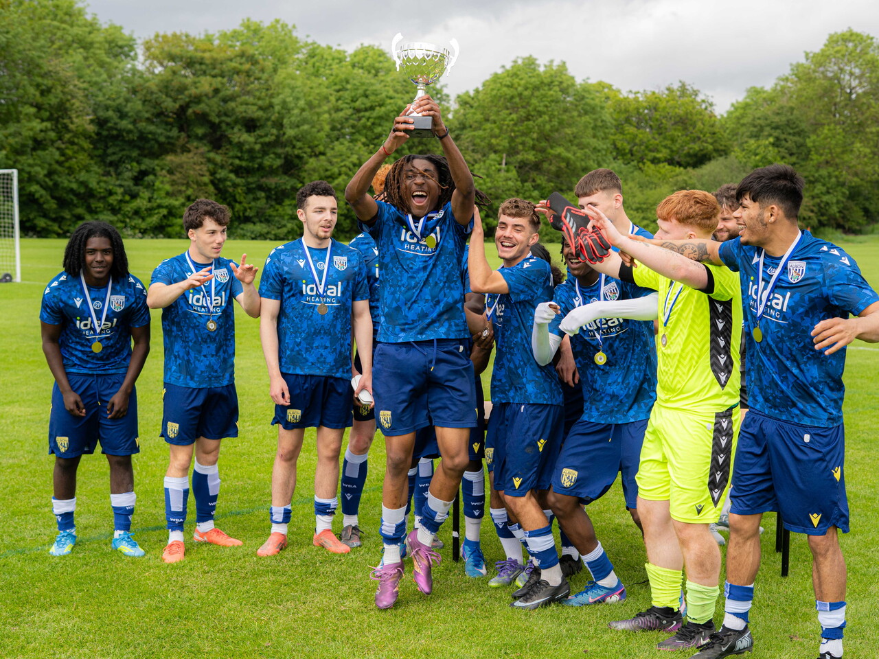 EFL A trophy lift.