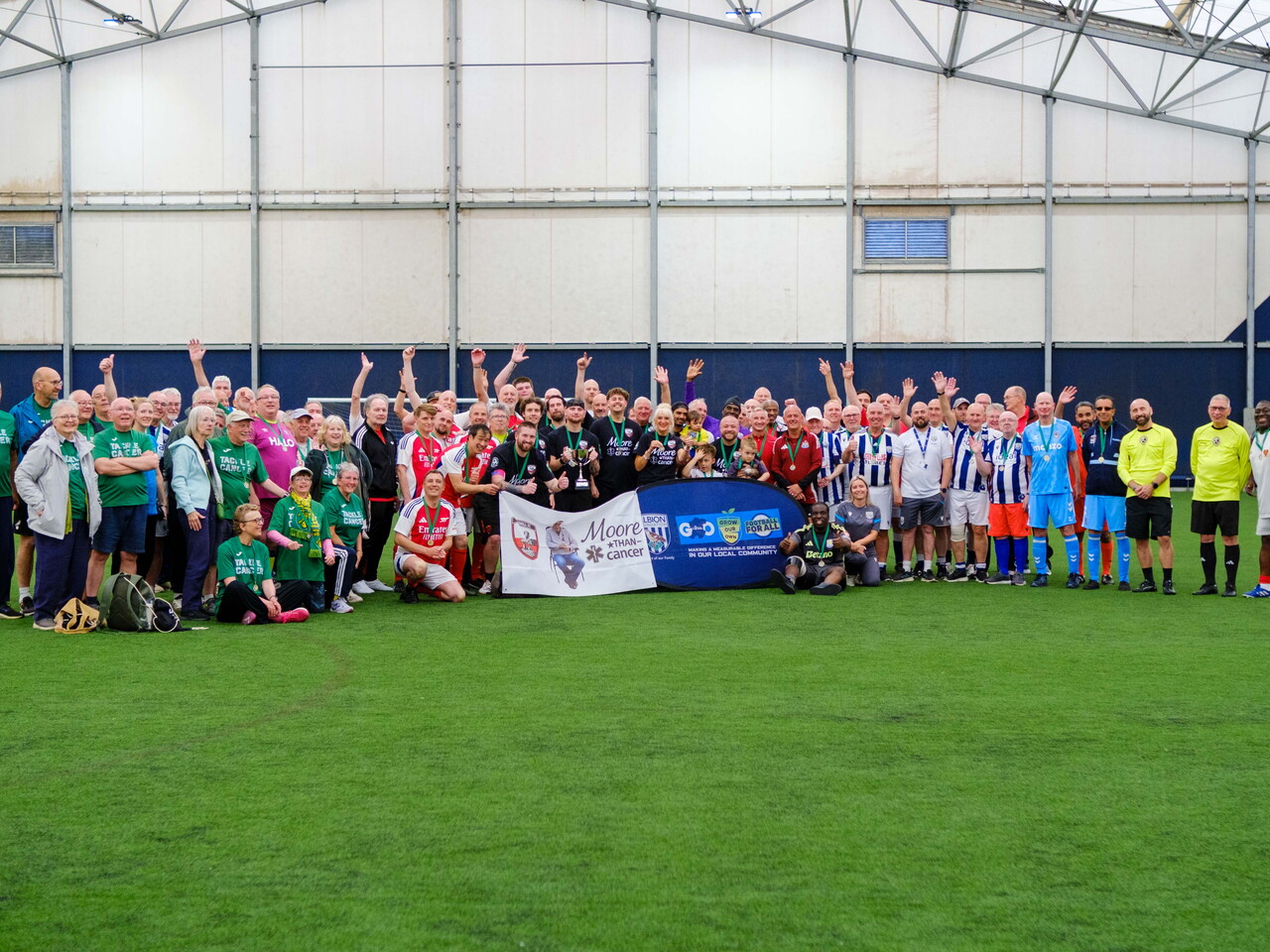 Players, officials and spectators gathered together for a large group photo.