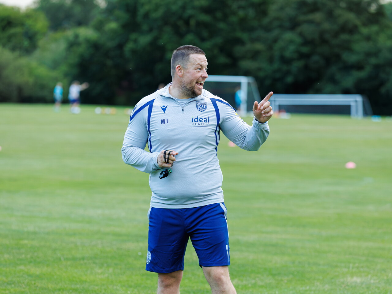 Martyn Irvine speaking to players during a training session