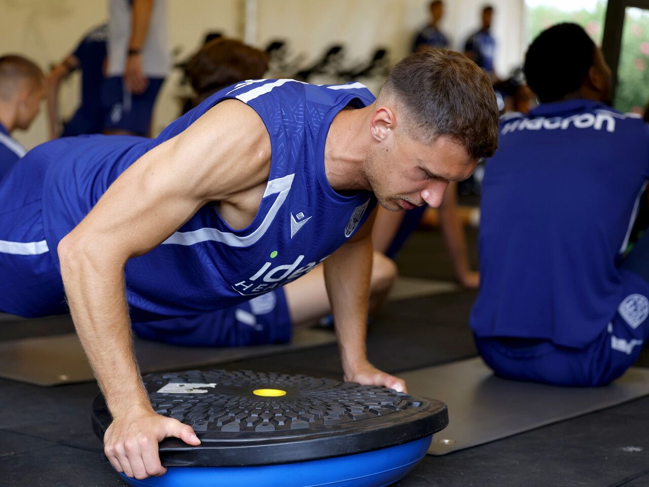 Krystian Bielik in the gym in Portugal