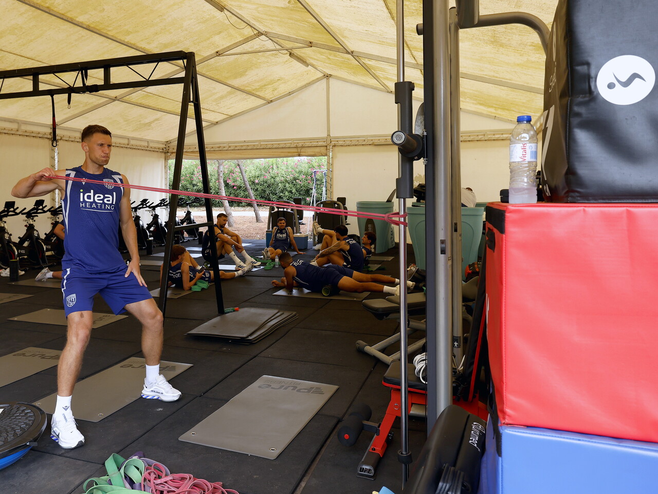 Krystian Bielik in the gym in Portugal
