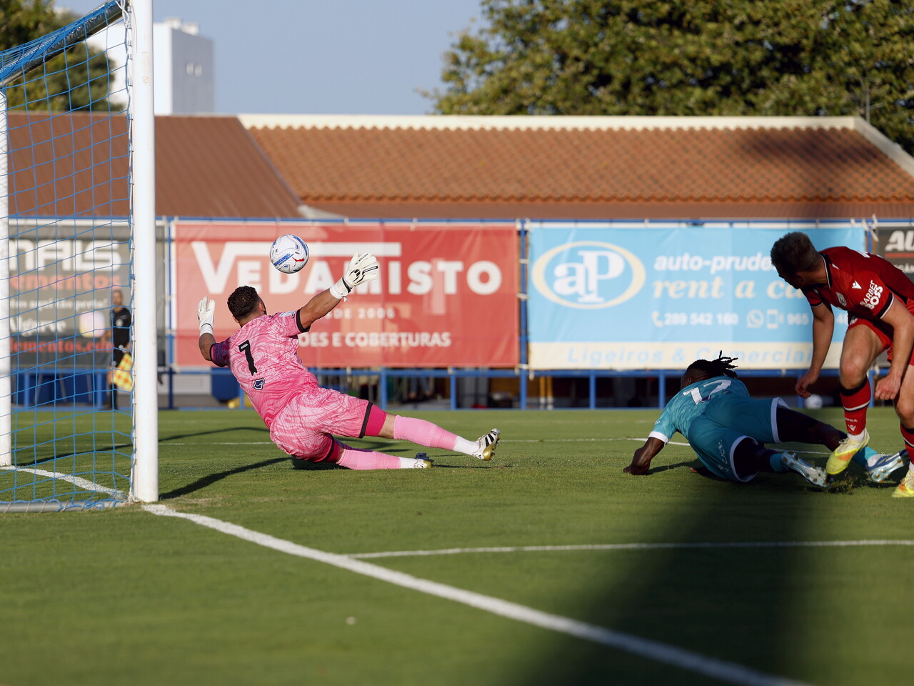Aune Heggebø scoring a header against Bromley