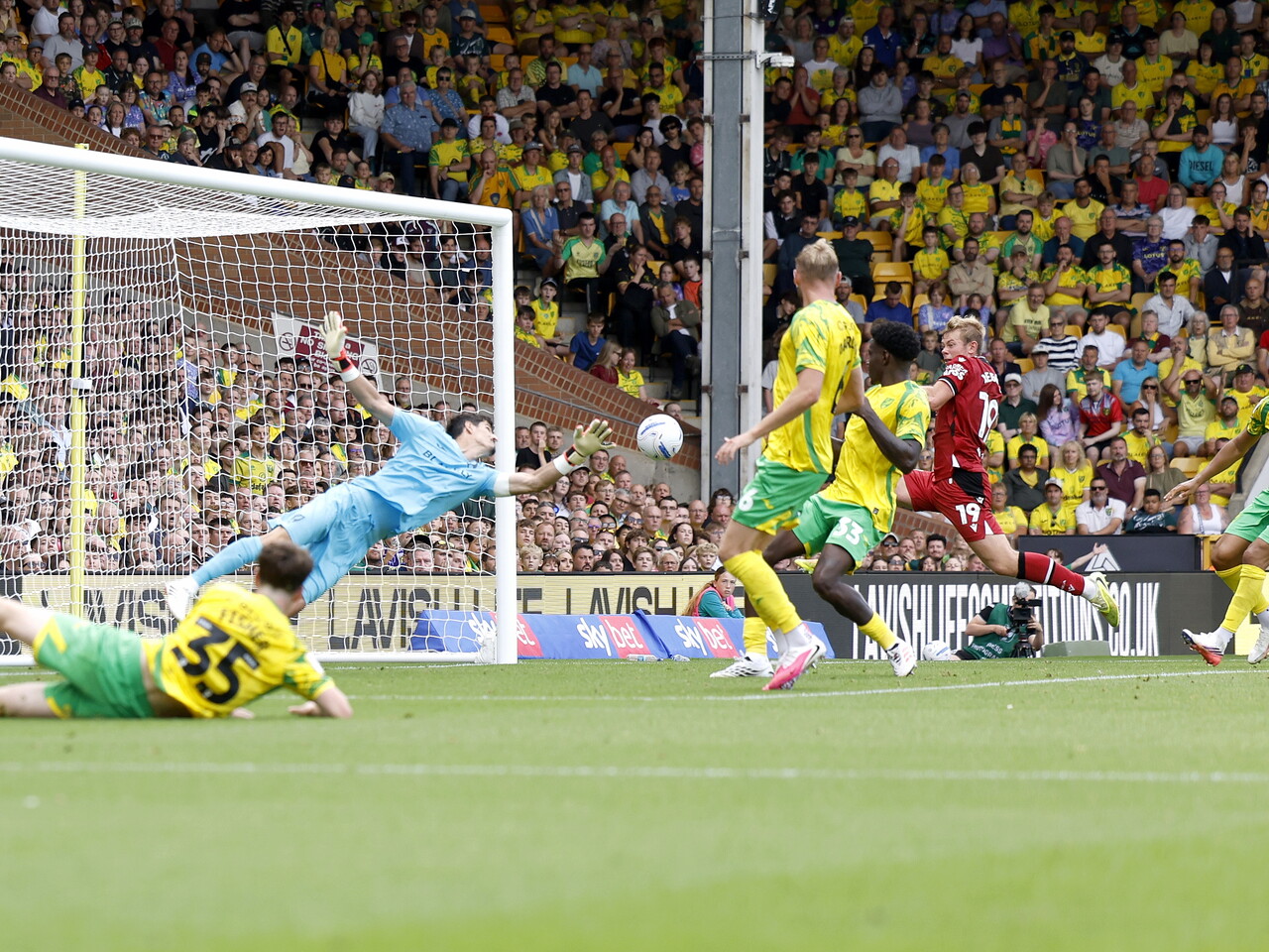 Aune Heggebo scores his goal against Norwich