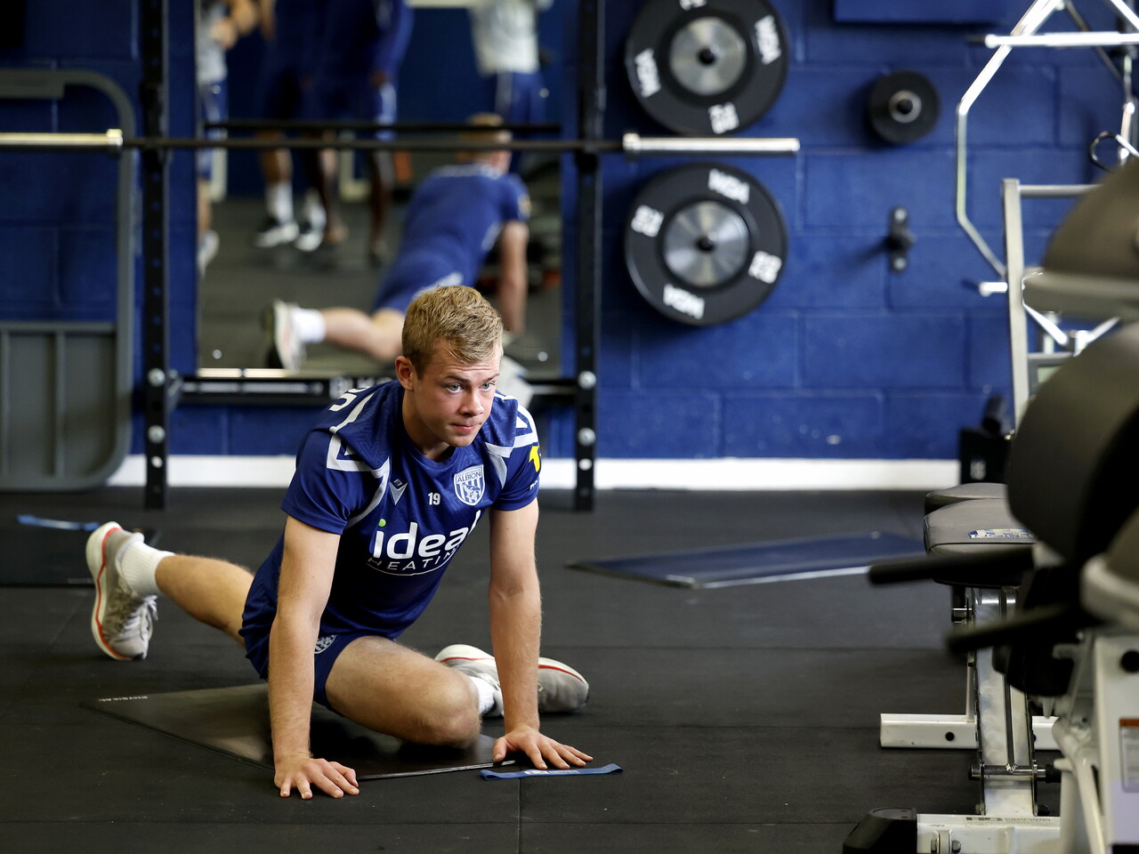 Aune Heggebø stretching in the gym
