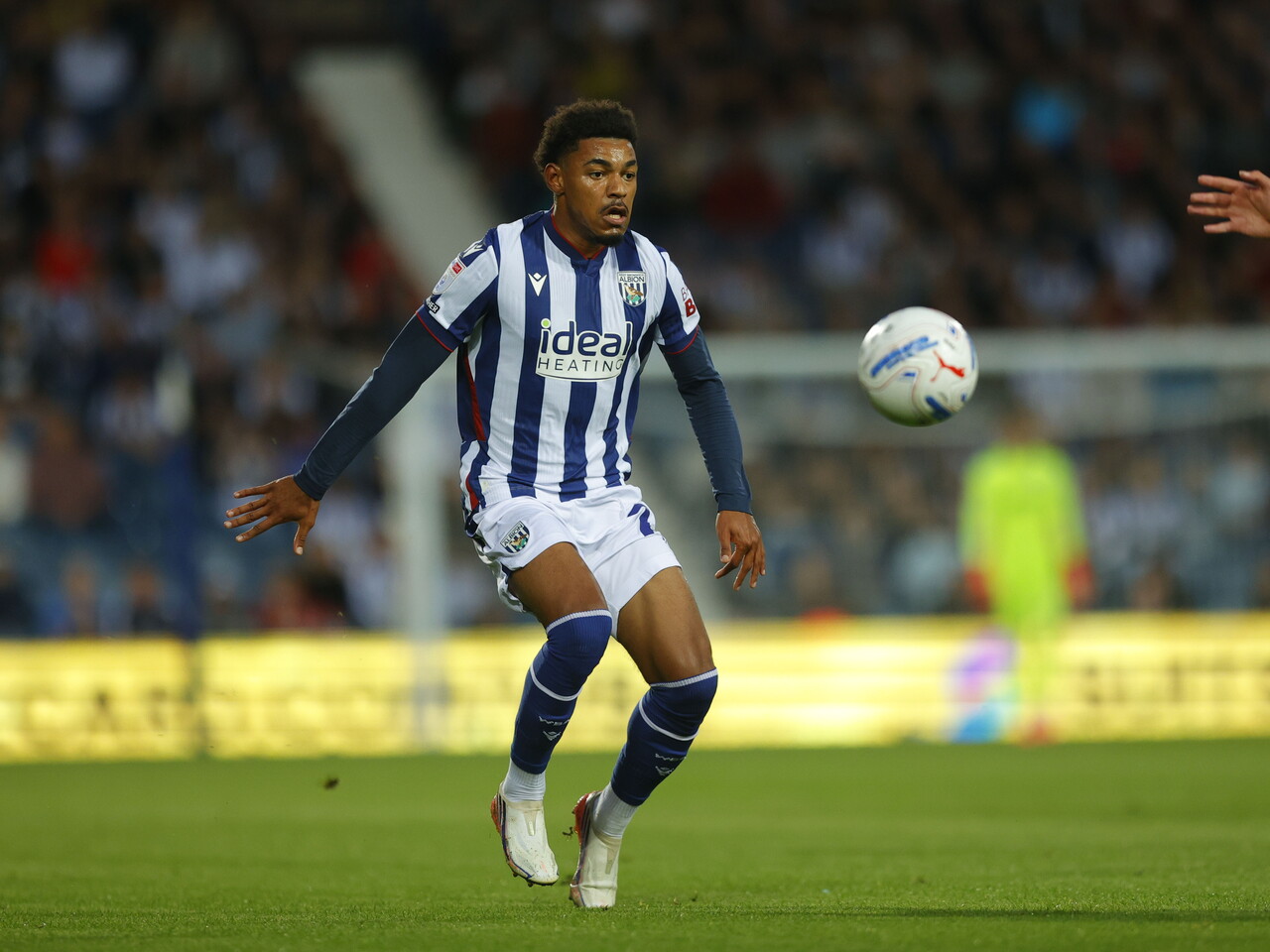 Kareem Tunde on the ball against Charlton 