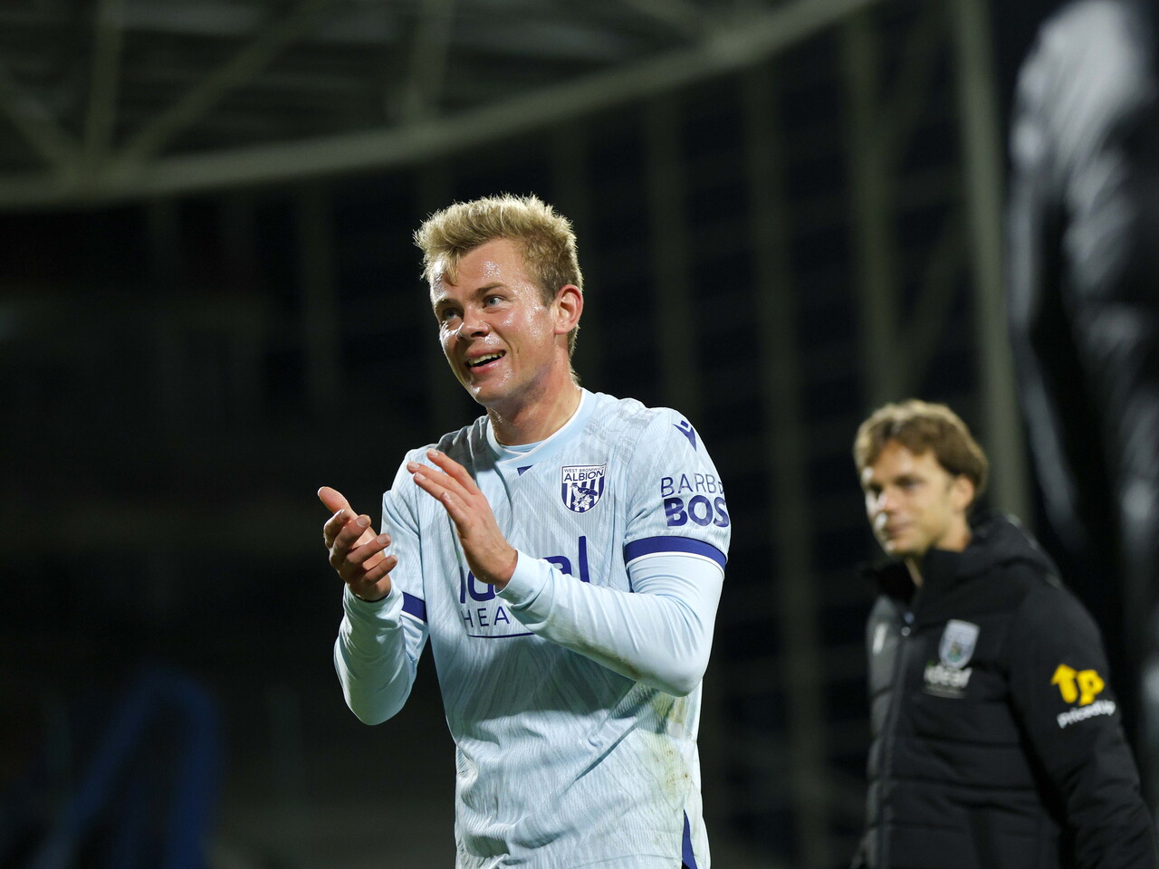 Aune Heggebo applauds the fans at full-time