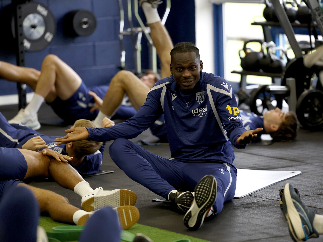Ousmane Diakité chatting in the gym