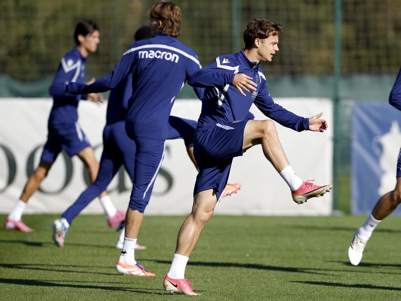 Felix Horn Myhre warming up before a training session