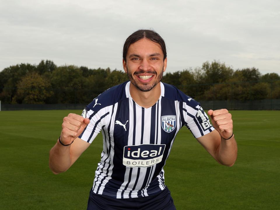 Krovinović signs