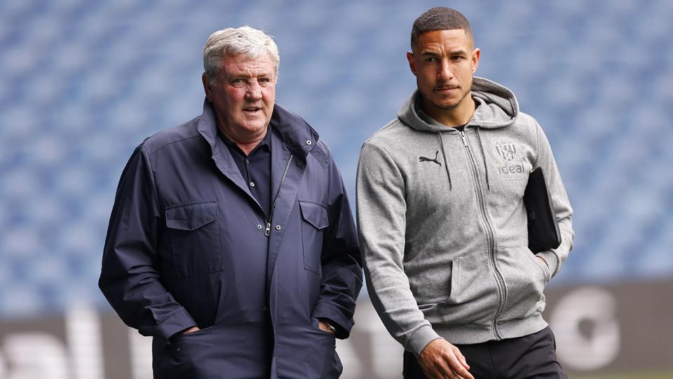 Steve Bruce and Jake Livermore arrive pre Coventry