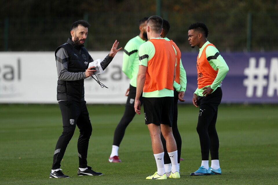Carlos Corberán speaks with players during his first training session.