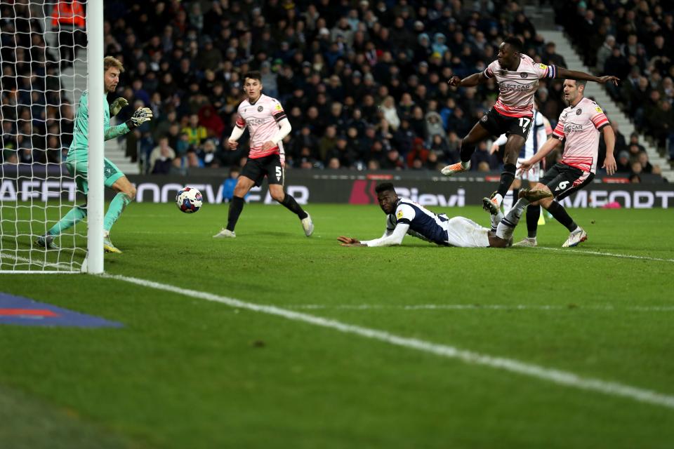 Daryl Dike scores.